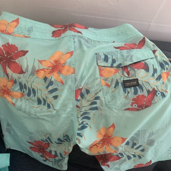 Volcom boardshorts 31 too small never worn mint condition - Picture 2 of 4